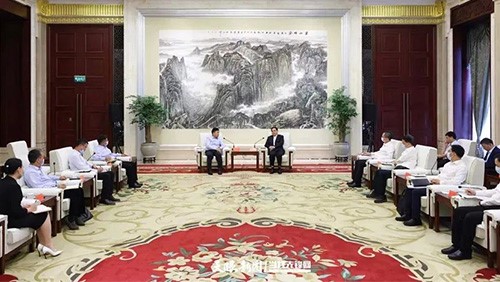貴州省委書記、省人大常委會(huì)主任徐麟會(huì)見中偉控股集團(tuán)董事長(zhǎng)鄧偉明一行
