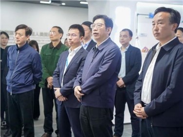 湖南省政協(xié)黨組成員、秘書長鄧群策帶隊考察調(diào)研中偉寧鄉(xiāng)產(chǎn)業(yè)基地